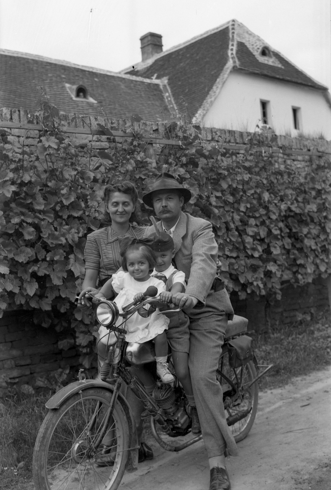 Magyarország, Csepel WM 100 segédmotoros kerékpár., 1943, Rados Tamás OSB, kalap, család, motorkerékpár, csoportkép, Weiss Manfréd-márka, Fortepan #40426