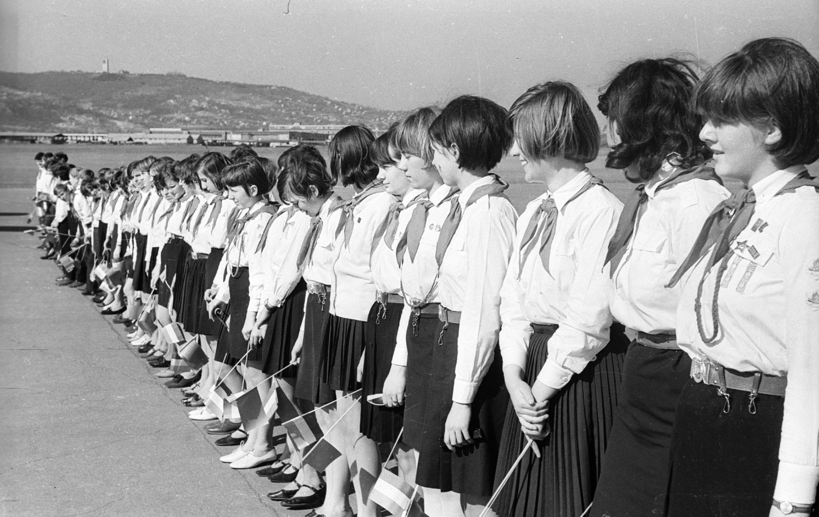 Magyarország, Budaörsi repülőtér, Budapest XI., ünnepség a Felszabadulási repülős csillagtúra alkalmából., 1968, MHSZ, úttörő, repülőtér, jelvény, lány, sípzsinór, Budapest, Fortepan #40438