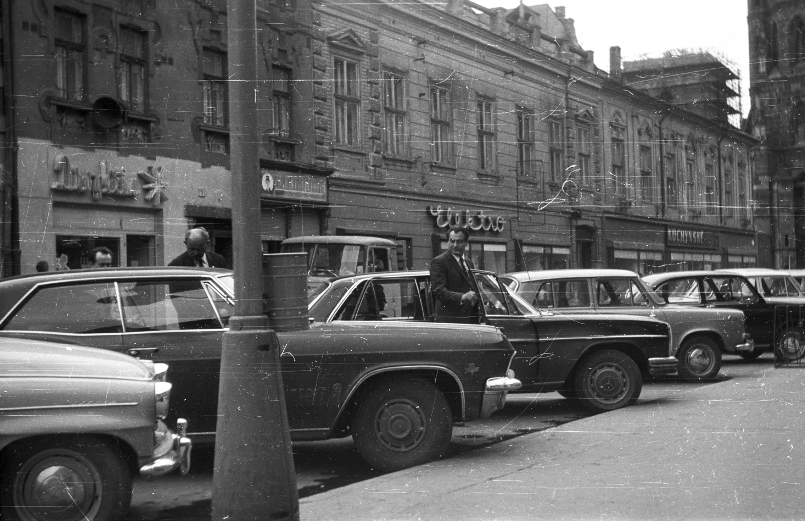 Slovakia, Košice, Erzsébet utca (Alžbetina ulica), háttérben a toronysisak nélküli Orbán-torony, jobbra a Dóm., 1966, Fortepan, Czechoslovakia, sign-board, commercial vehicle, street view, Skoda-brand, Mercedes-brand, Catholic Church, tower, automobile, scaffolding, electronics store, Cathedral, bell tower, Martin Lindtner-design, Fortepan #40472