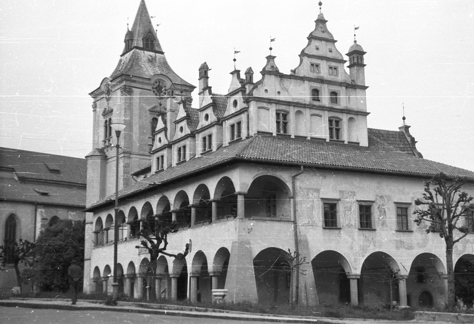 Slovakia, Levoča, Városháza és mögötte a Szent Jakab templom., 1966, Fortepan, Czechoslovakia, Catholic Church, public building, renaissance, archway, Fortepan #40473