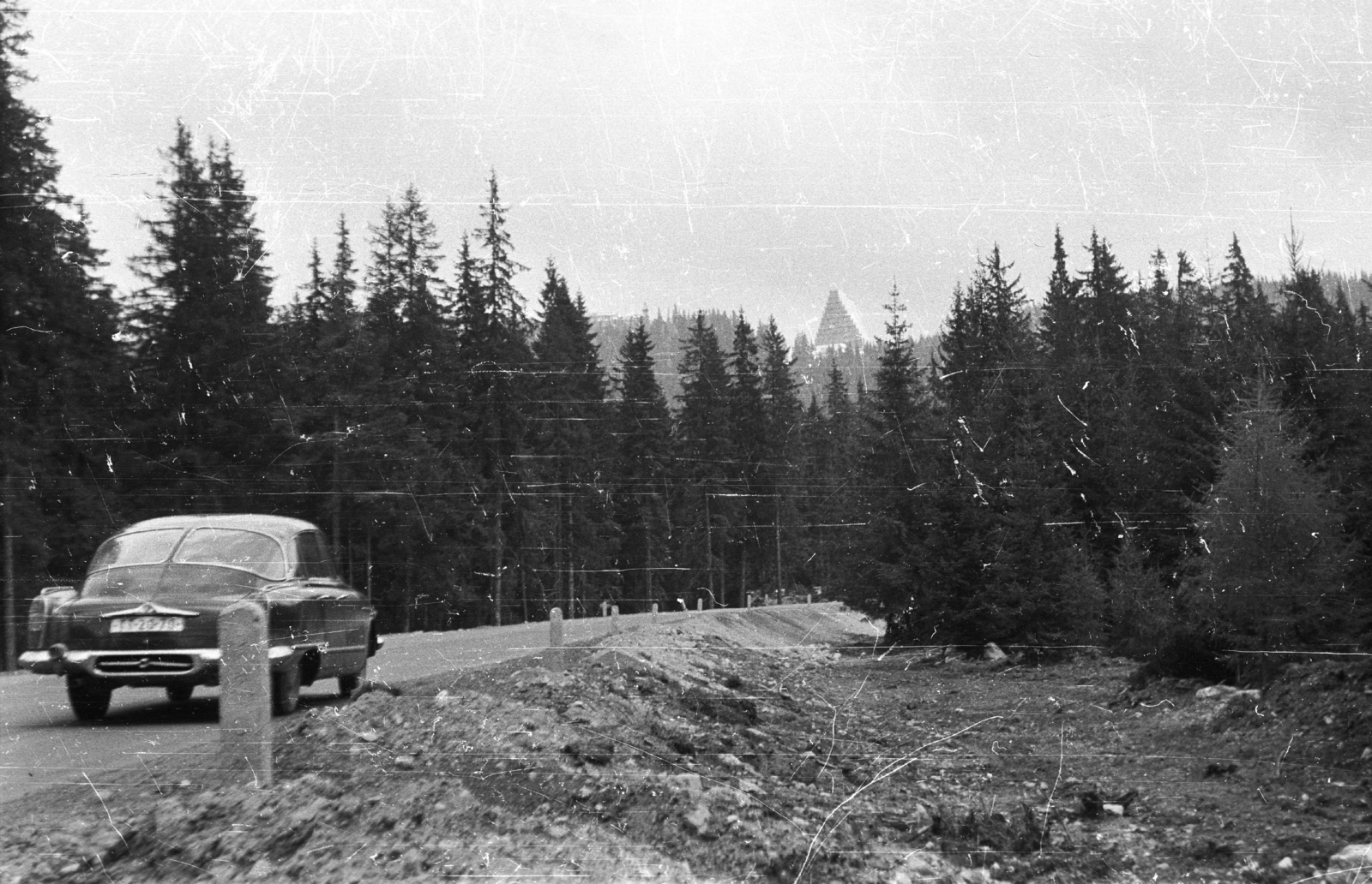 Slovakia,High Tatras, Strbské pleso, Tátra 603 típusú személygépkocsi, a távolban a Csorba-tó melletti Hotel Panorama Resort látható., 1969, Fortepan, Czechoslovakia, woods, Czechoslovak brand, Tatra-brand, hotel, pine forest, automobile, number plate, Tatra Mountains, Zdeněk Řihák-design, Fortepan #40474
