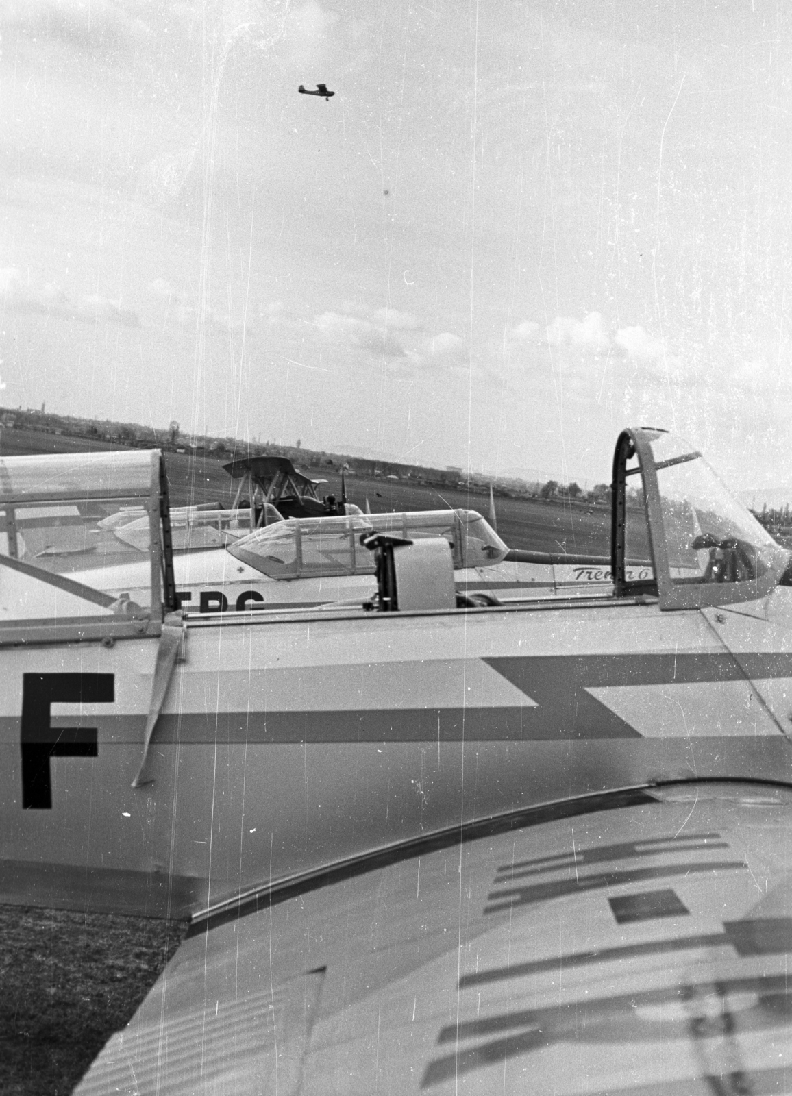 Hungary, Dunakeszi, repülőtér, Zlin-226T Trener 6 típusú repülőgépek, a háttérben Po-2 (Kukuruznyik) típusú kétfedelű oktató repülőgépek. Felszabadulási motorosrepülő emlékverseny 1961. április 1-2-án., 1961, MHSZ, transport, Czechoslovak brand, Soviet brand, airplane, airport, Zlin-brand, Polikarpov-brand, Fortepan #40481