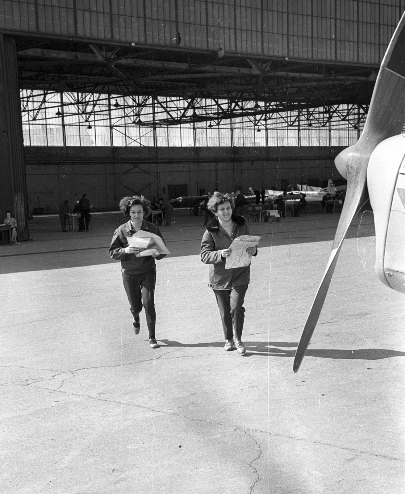 Hungary, Budaörs Airport, Budapest XI., hangár. A Felszabadulási repülős csillagtúra résztvevői., 1968, MHSZ, women, hangar, competition, airport, propeller, Budapest, airplane, Fortepan #40484