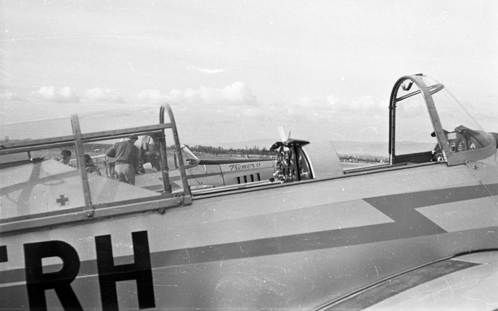 Hungary, Dunakeszi, repülőtér, Zlin-226T Trener 6 típusú repülőgépek. Felszabadulási motorosrepülő emlékverseny 1961. április 1-2-án., 1961, MHSZ, transport, Czechoslovak brand, airplane, airport, Zlin-brand, Fortepan #40499