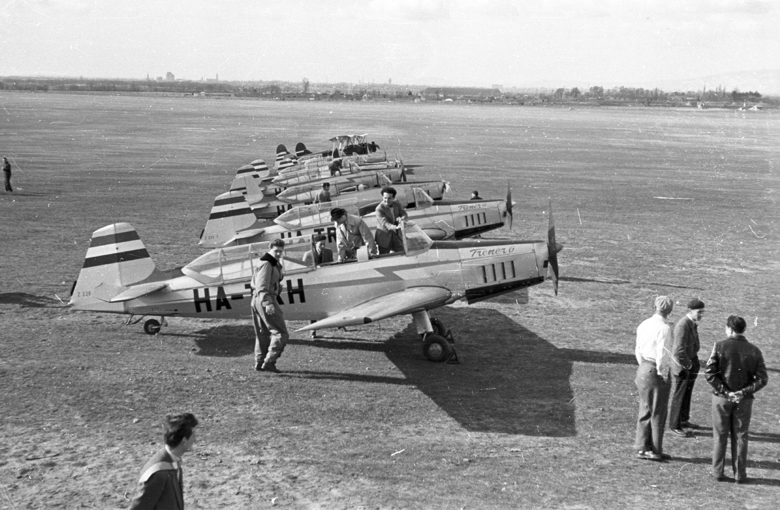 Hungary, Dunakeszi, repülőtér, Zlin-226T Trener 6 típusú repülőgépek, mögöttük Po-2 (Kukuruznyik) típusú kétfedelű oktató repülőgépek. Felszabadulási motorosrepülő emlékverseny 1961. április 1-2-án., 1961, MHSZ, transport, Czechoslovak brand, Soviet brand, pilot, airplane, airport, Zlin-brand, Polikarpov-brand, Fortepan #40500