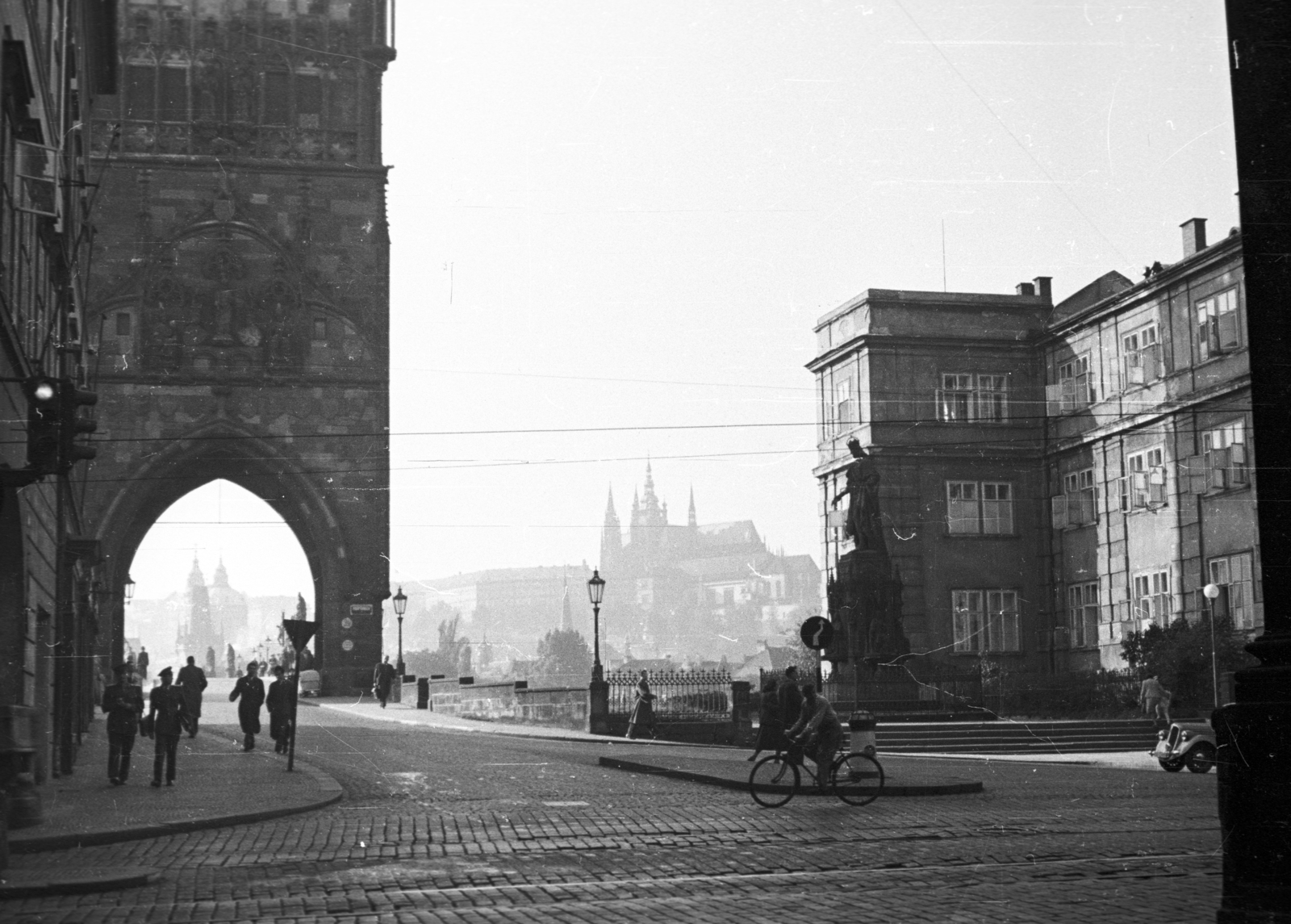Czech Republik, Prague, Óvárosi hídtorony a Křižovnické namestie felől., 1954, Fortepan, Czechoslovakia, bicycle, castle, sculpture, lamp post, gothic, automobile, gate tower, Charles IV of Bohemia-portrayal, Peter Parler-design, pointed arch, Fortepan #40520