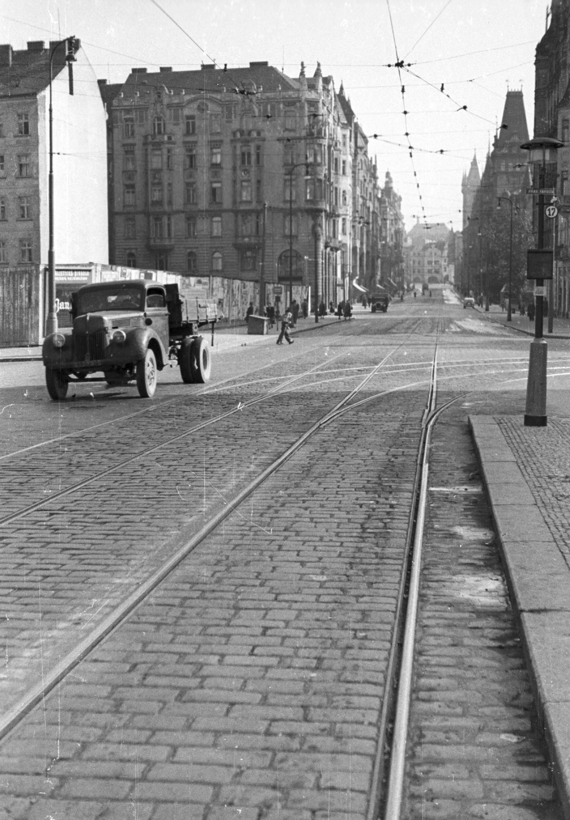 Czech Republik, Prague, a Čech híd (Čechův most) jobbparti hídfője, előttünk a Pařížská ulice, az út végén a háttérben pedig az Óváros tér (Staromestské namesti)., 1954, Fortepan, Czechoslovakia, commercial vehicle, Ford V3000S, Ford-brand, Fortepan #40530