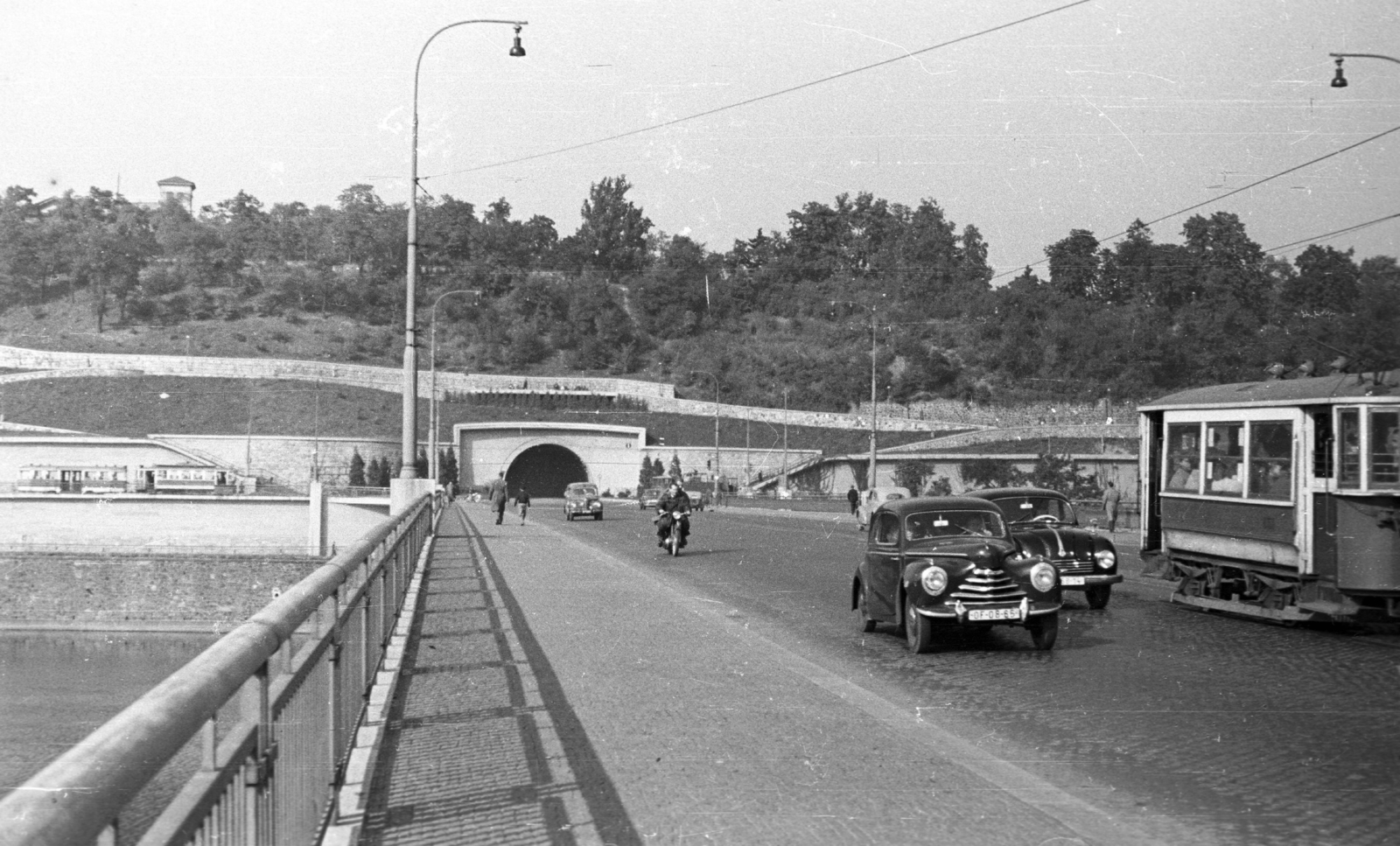 Czech Republik, Prague, Stefánik híd (Štefánikův most)., 1954, Fortepan, Czechoslovakia, bridge, traffic, Czechoslovak brand, Tatra-brand, Skoda-brand, tram, tunnel, automobile, public transport, Vlastislav Hofman-design, Otakar Širc-design, Ringhoffer-brand, Fortepan #40534