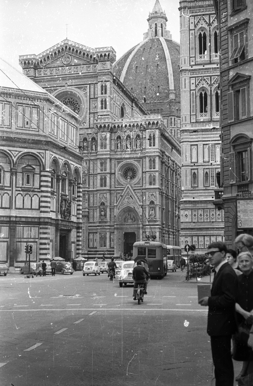 Italy, Florence, Dóm, előtérben a Szent János-keresztelőkápolna (Battistero)., 1965, Fortepan, trolley bus, Cathedral, Filippo Brunelleschi-design, Arnolfo di Cambio-design, Emilio De Fabris-design, Fortepan #40546