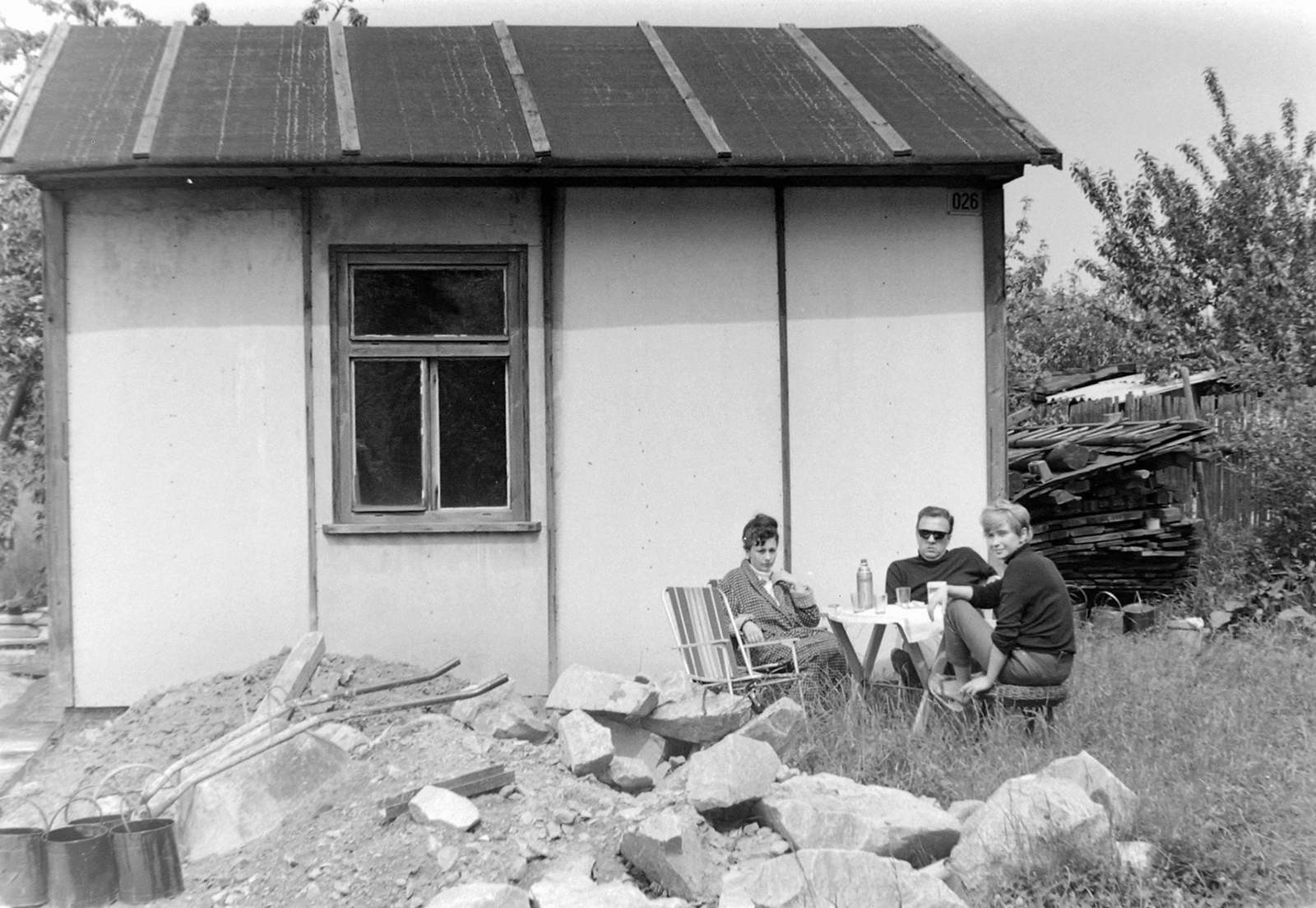 Magyarország, 1969, Fortepan, nők, építkezés, életkép, napszemüveg, férfi, vödör, nyaraló, kempingbútor, talicska, termosz, Fortepan #4057