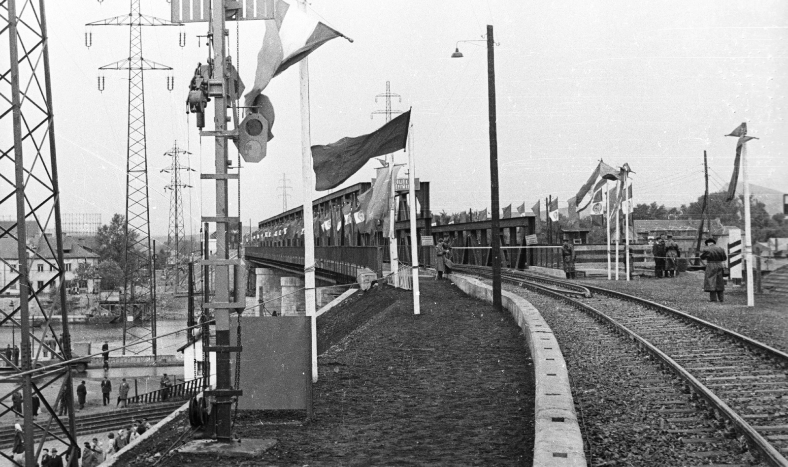 Magyarország, Budapest XIII.,Budapest IV., az újjáépített Újpesti vasúti híd Újpesti-öböl feletti kishídja az átadási ünnepség alkalmával., 1955, Fortepan, vasút, híd, vasúti jelző, vasúti híd, katona, távvezeték, Budapest, Fortepan #40576