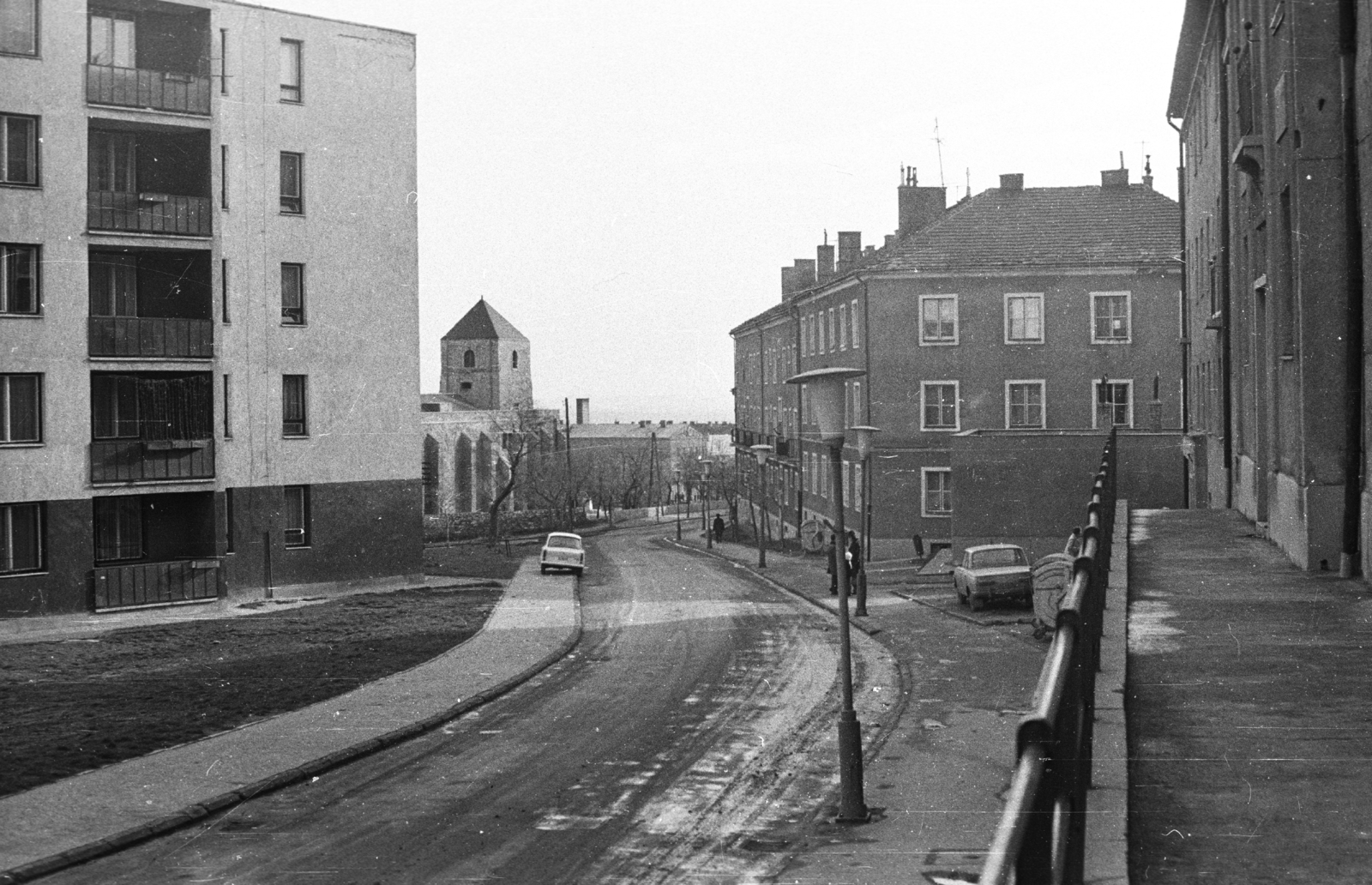 Hungary, Várpalota, Újlaky utca, szemben a Thury vár., 1979, Fortepan, Trabant-brand, Wartburg-brand, castle, Fortepan #40600