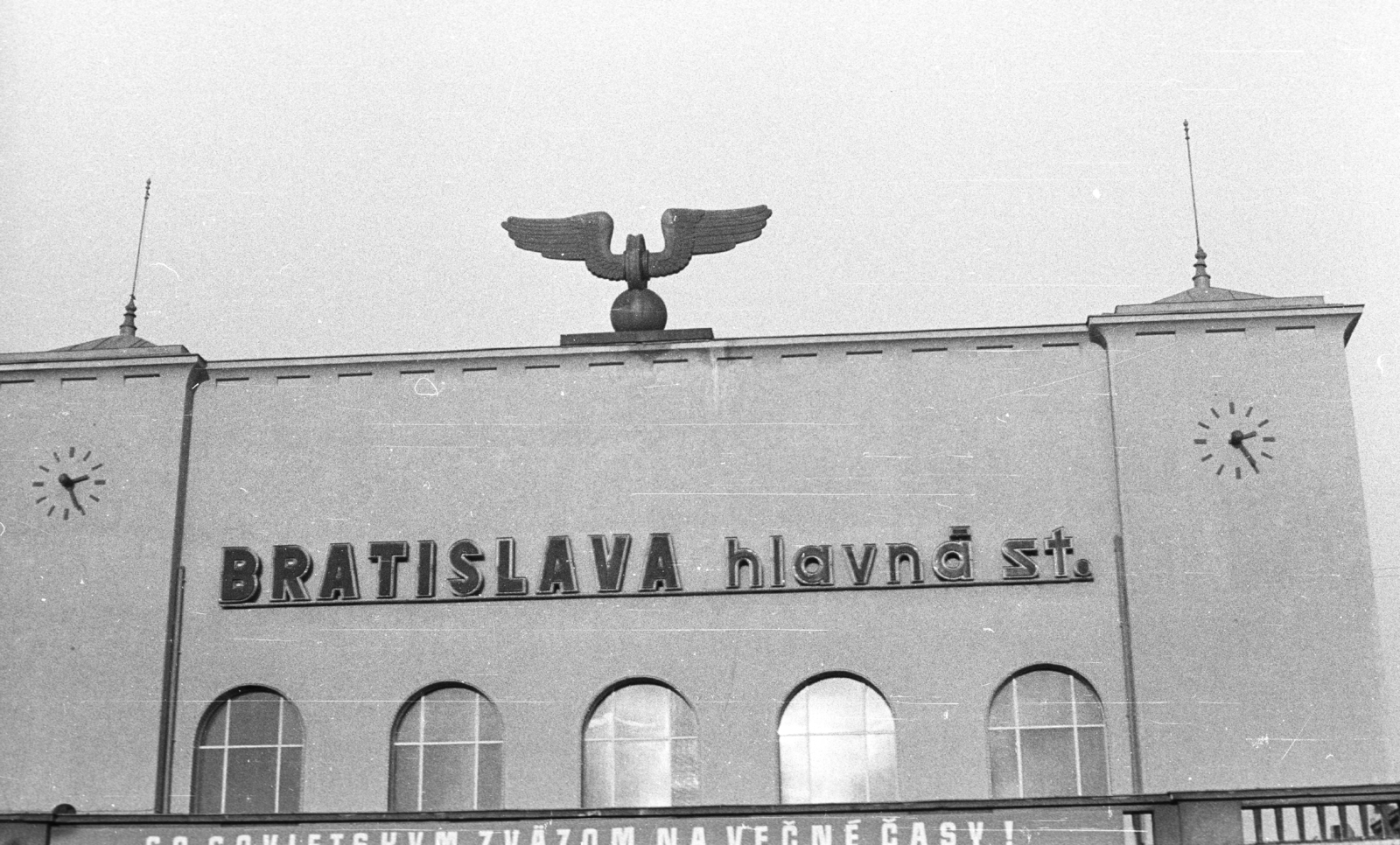 Slovakia, Bratislava, főpályaudvar., 1978, Fortepan, Czechoslovakia, railway, watch, train station, slogan, place-name signs, Ferenc Pfaff-design, Fortepan #40603