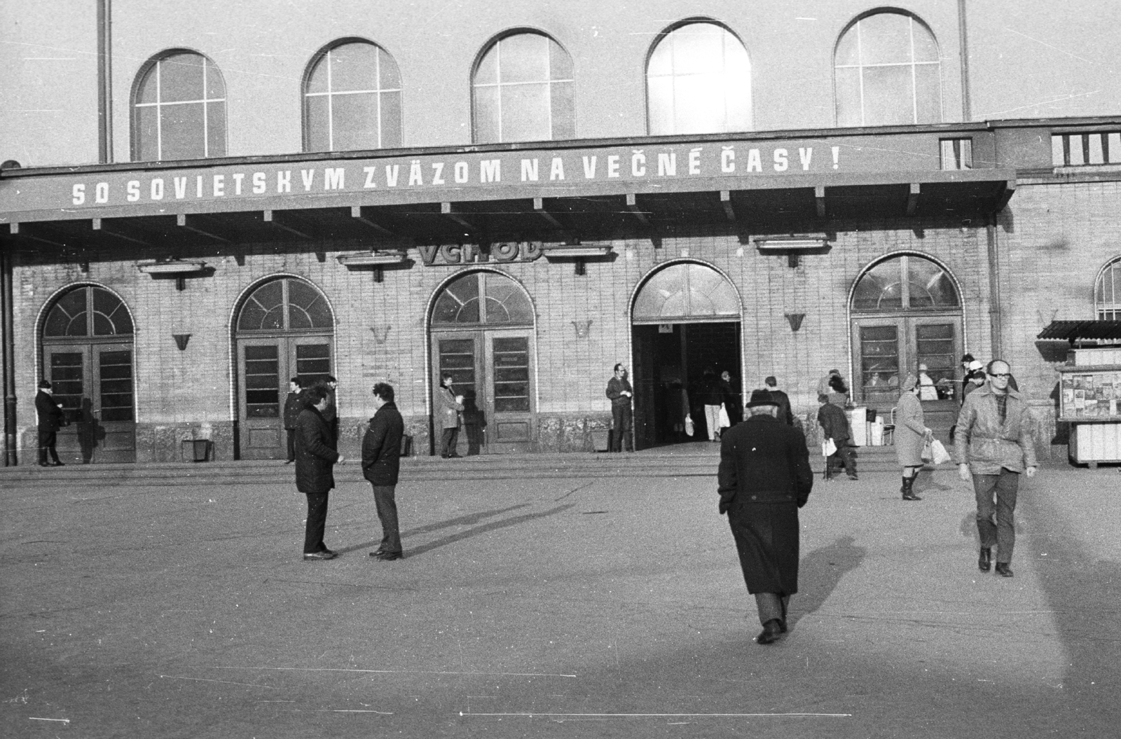 Slovakia, Bratislava, főpályaudvar., 1978, Fortepan, Czechoslovakia, railway, genre painting, train station, newsstand, slogan, Ferenc Pfaff-design, Fortepan #40604
