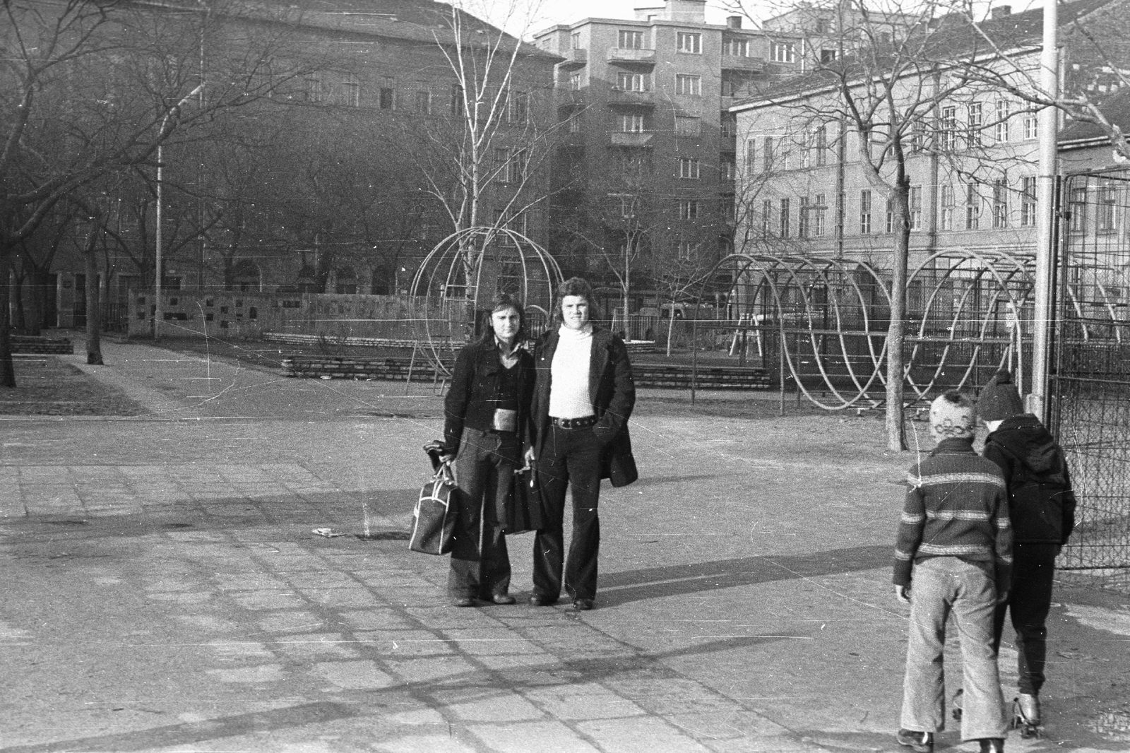 Hungary, Budapest VII., Klauzál tér a Csányi utca - Dob utca sarok felé nézve., 1978, Fortepan, playground, monkey bar, kids, boys, double portrait, roller skates, Budapest, Fortepan #40605