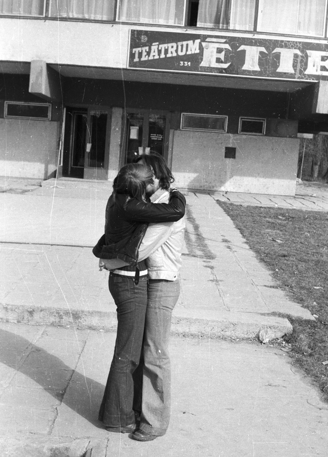 Hungary, Szentendre, Teátrum Étterem., 1978, Fortepan, hospitality, sign-board, kiss, flared trousers, Fortepan #40610