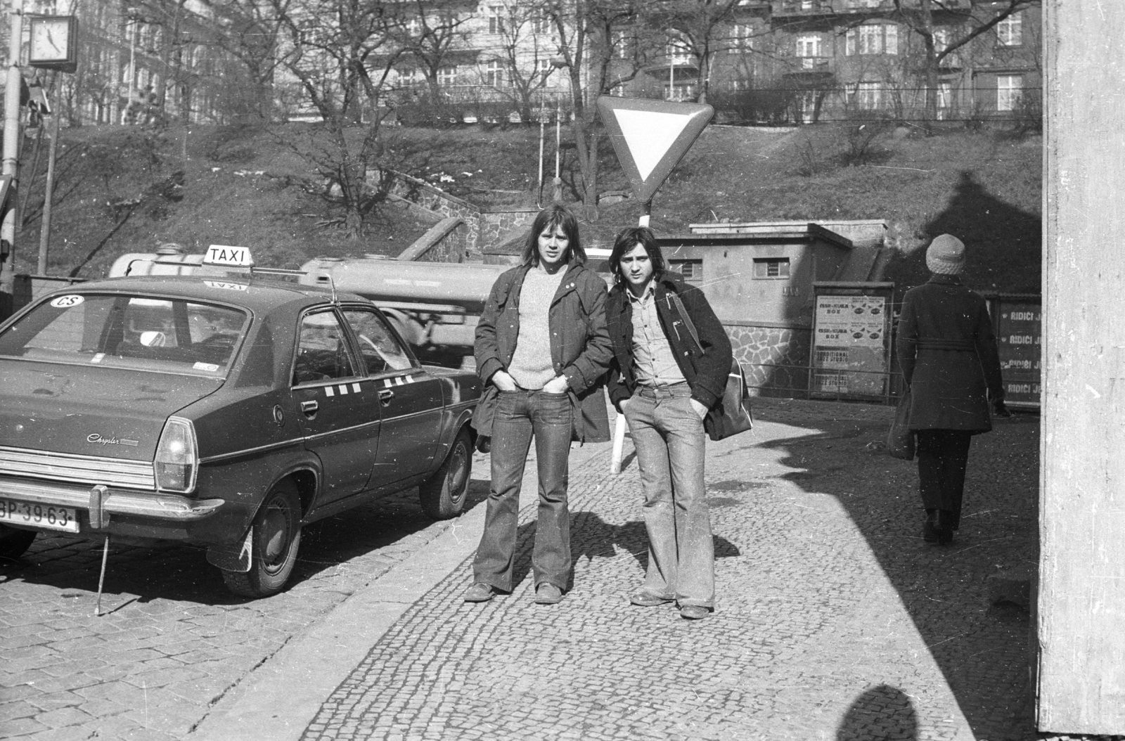 Czech Republik, Prague, Donská ulice - Krymská ulice sarok, háttérben a Slovenská ulice házai., 1978, Fortepan, Czechoslovakia, watch, men, street view, taxicab, double portrait, Chrysler-brand, number plate, shoulder bag, country code sign, flared trousers, Fortepan #40613