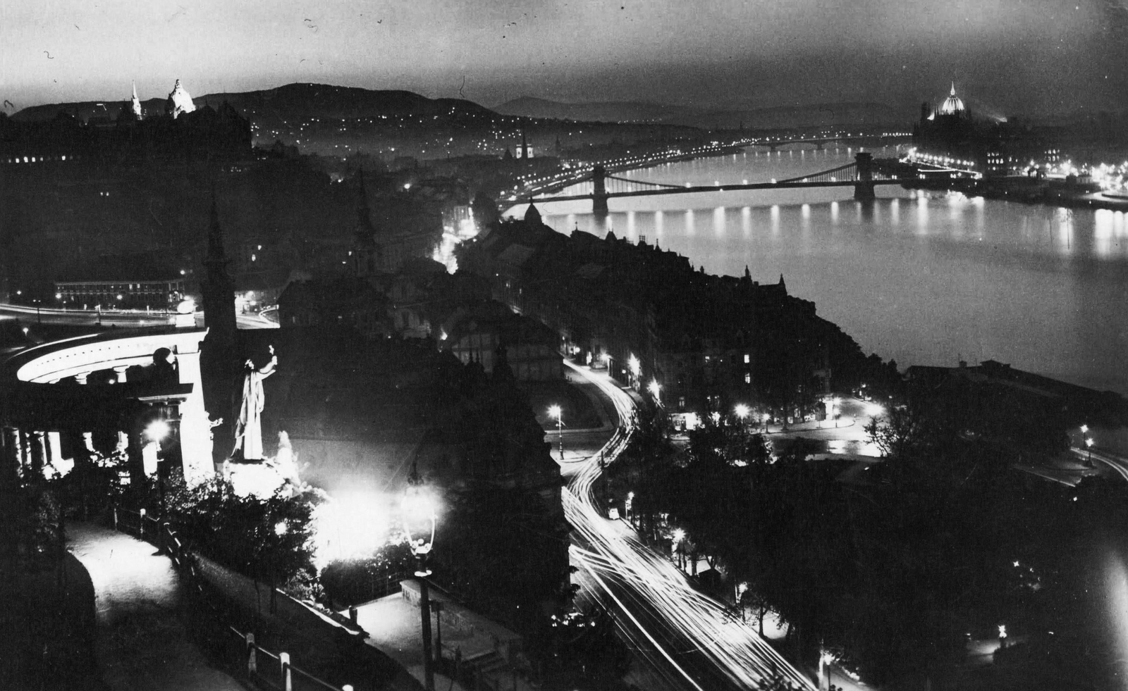 Magyarország, Budapest I., esti látkép a kivilágított Szent Gellért szobortól az Országház felé nézve., 1938, Máté Zsuzsanna, híd, éjszaka, látkép, Duna, Budapest, függőhíd, Duna-híd, Szent Gellért-ábrázolás, William Tierney Clark-terv, díszkivilágítás, Fortepan #40622