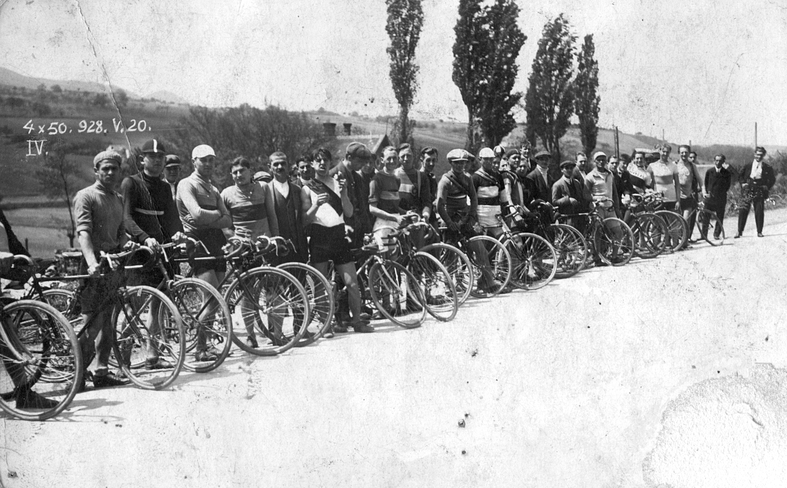 Hungary, Üröm, Bécsi út (10-es főút) a vasútállomásnál., 1928, Simon Tibor, bicycle, tableau, competition, racing bicycle, bicycle race, Fortepan #40629