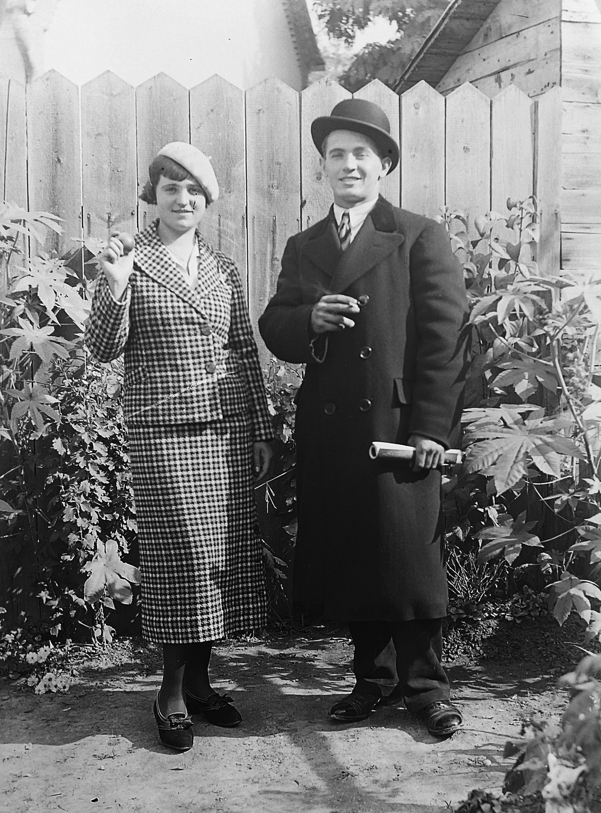 1929, Simon Tibor, fashion, hat, smoking, garden, man, woman, double portrait, coat, double-breasted coat, Fortepan #40637