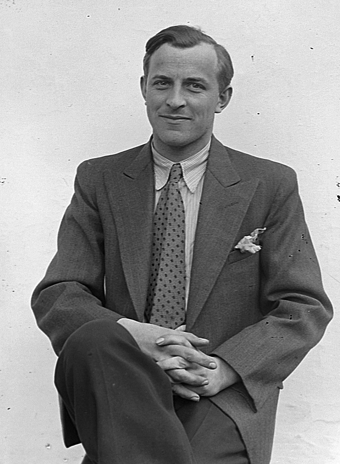 1935, Simon Tibor, portrait, man, leg over leg, intertwined fingers, Fortepan #40648
