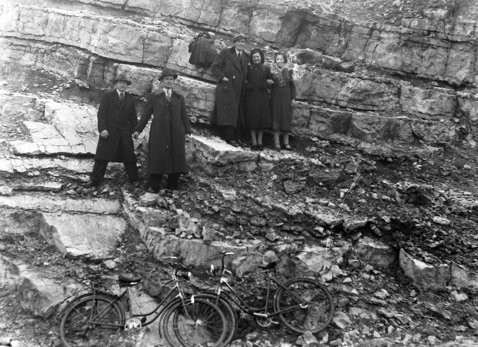 Magyarország, 1930, Simon Tibor, kerékpár, kirándulás, emlékmű, csoportkép, szikla, Fortepan #40650