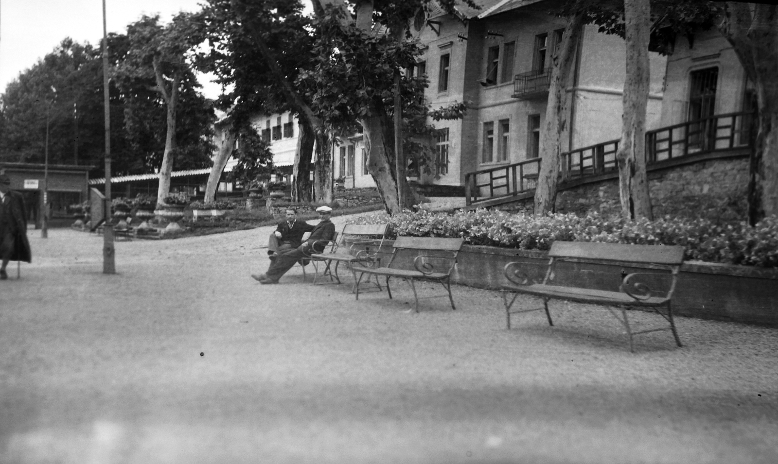 Hungary, Hévíz, a Gyógyfürdő parkja (később Dr. Schulhof Vilmos sétány), jobbra a szanatórium (később Szent András Állami Reumatológiai és Rehabilitációs Kórház) épületei., 1935, Simon Tibor, medical institution, Fortepan #40669