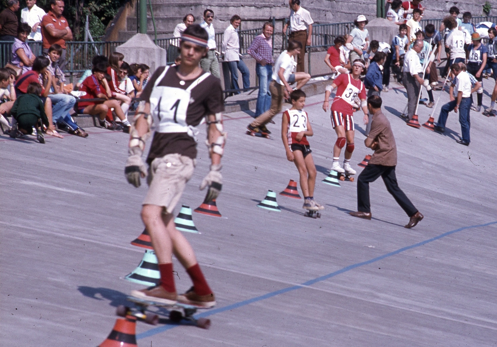 Hungary, Budapest XIV., Szabó József utca, Millenáris sporttelep. A Magyar Televízió Ifjúsági Osztálya és az Ifjúsági Magazin által kiírt gördeszka- és görkorcsolyaverseny 1981. július 5-én., 1981, Urbán Tamás, colorful, starting number, roller skates, Budapest, skateboard, Fortepan #40682