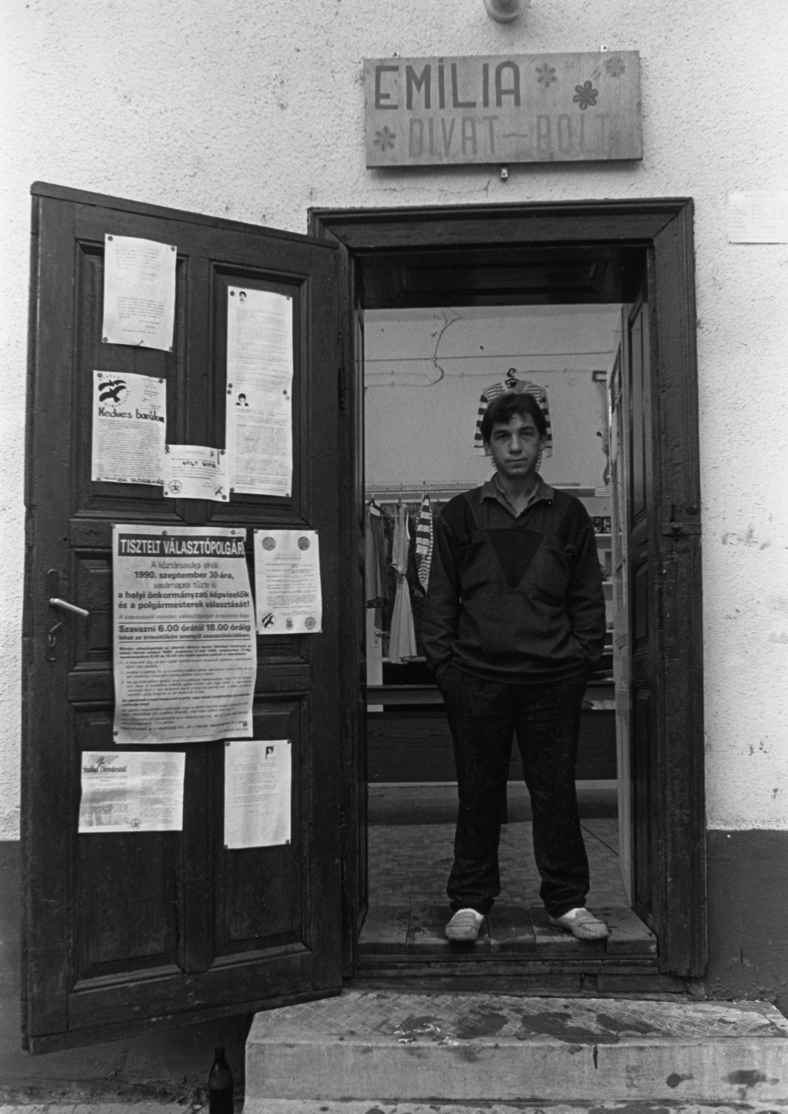 Hungary, 1990, Urbán Tamás, portrait, fashion, poster, shop, sign-board, politics, election, man, hands in pockets, regime change, Fortepan #40698