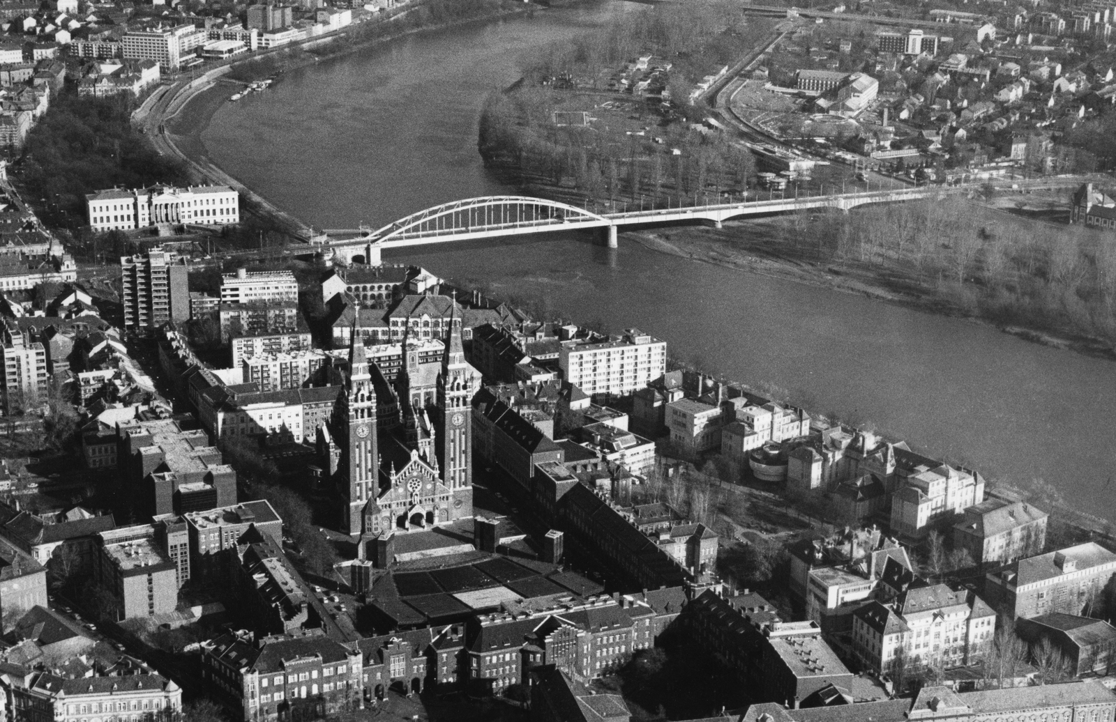 Hungary, Szeged, légifotó a Fogadalmi templommal és a Belvárosi híddal., 1989, Urbán Tamás, bridge, Tisza bridge, aerial photo, picture, museum, Frigyes Schulek-design, Cathedral, Adolf Láng-design, Gustave Eiffel-design, bird's eye view, Neoclassical architecture, János Feketeházy-design, Antal Steinhardt-design, Győző Mihailich-design, Fortepan #40715