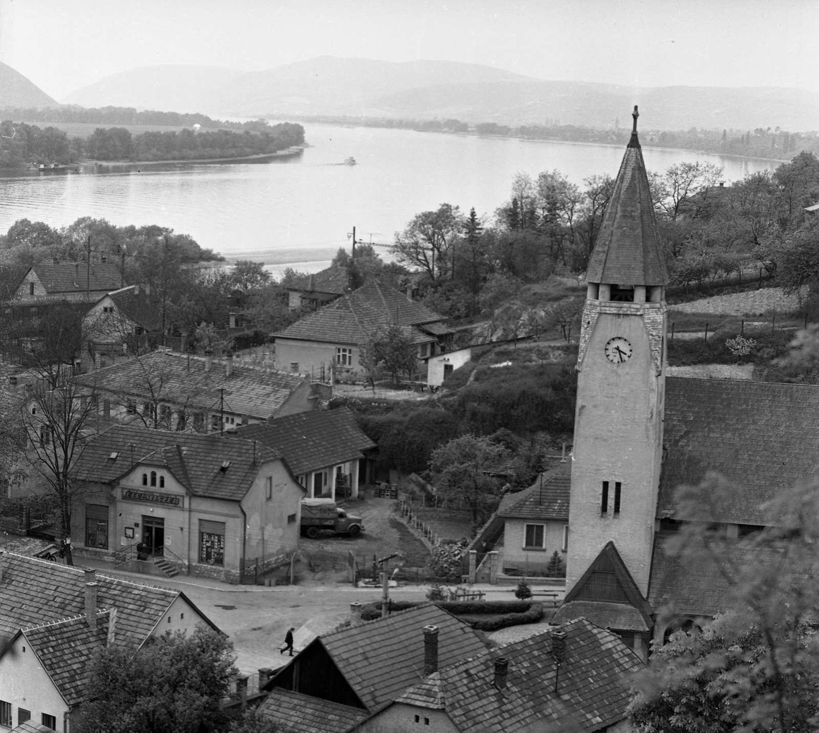 Hungary, Zebegény, jobbra a Havas Boldogasszony-templom., 1972, Urbán Tamás, church, Secession, Catholic Church, Art Nouveau architecture, Dénes Györgyi-design, Béla Jánszky-design, Károly Kós-design, Fortepan #40720