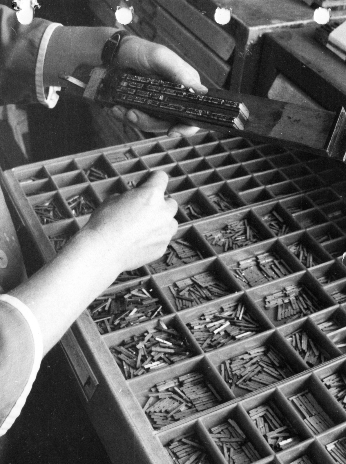 Hungary, Kéziszedő nyomdász munka közben., 1970, Simon Tibor, worker, printing industry, typesetter, typesetter box, extinct crafts, Fortepan #40730