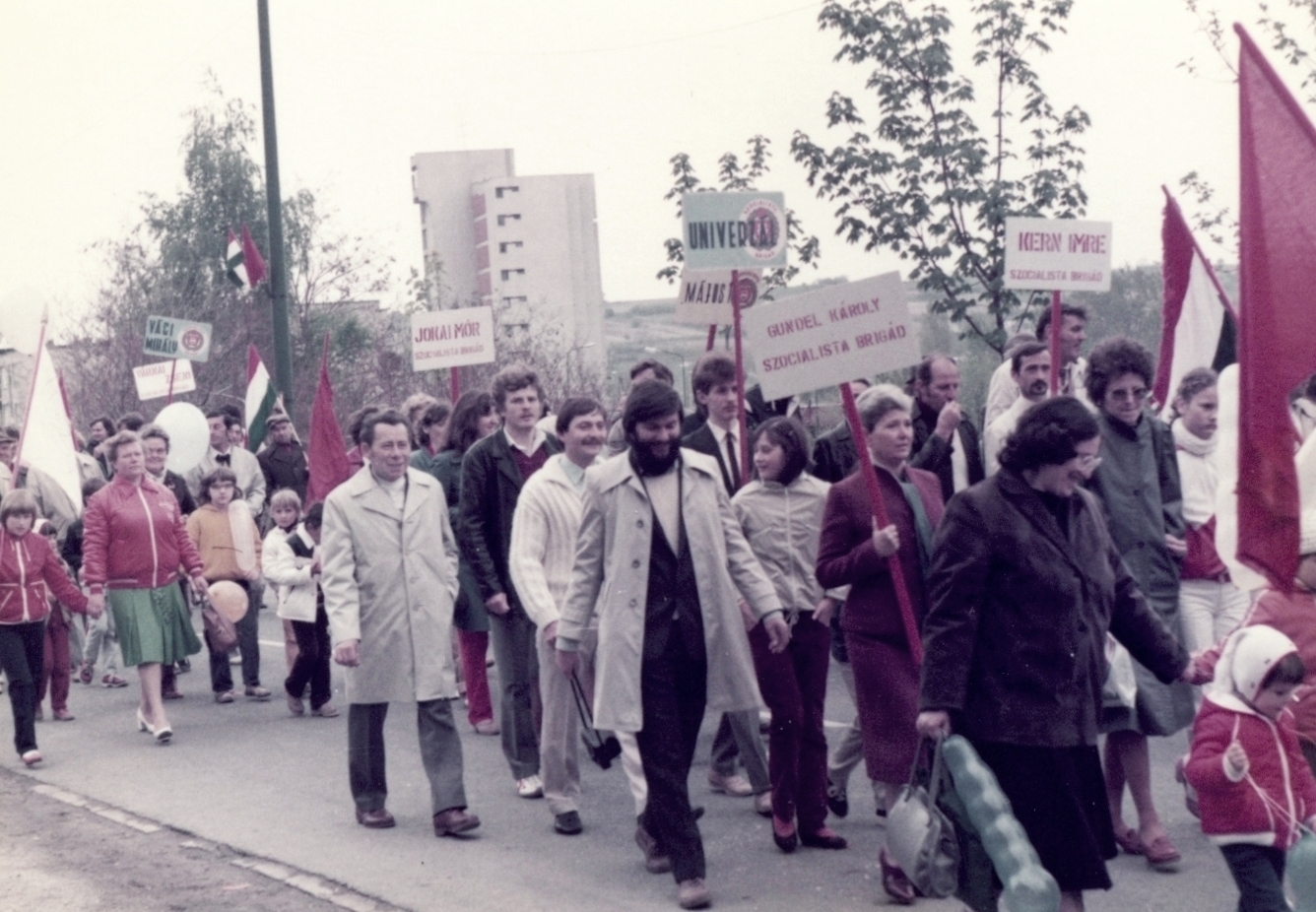 Magyarország, Balatonfűzfő, Fűzfőgyártelep, Gagarin utca., 1980, Simon Tibor, színes, felvonulás, május 1, Fortepan #40741