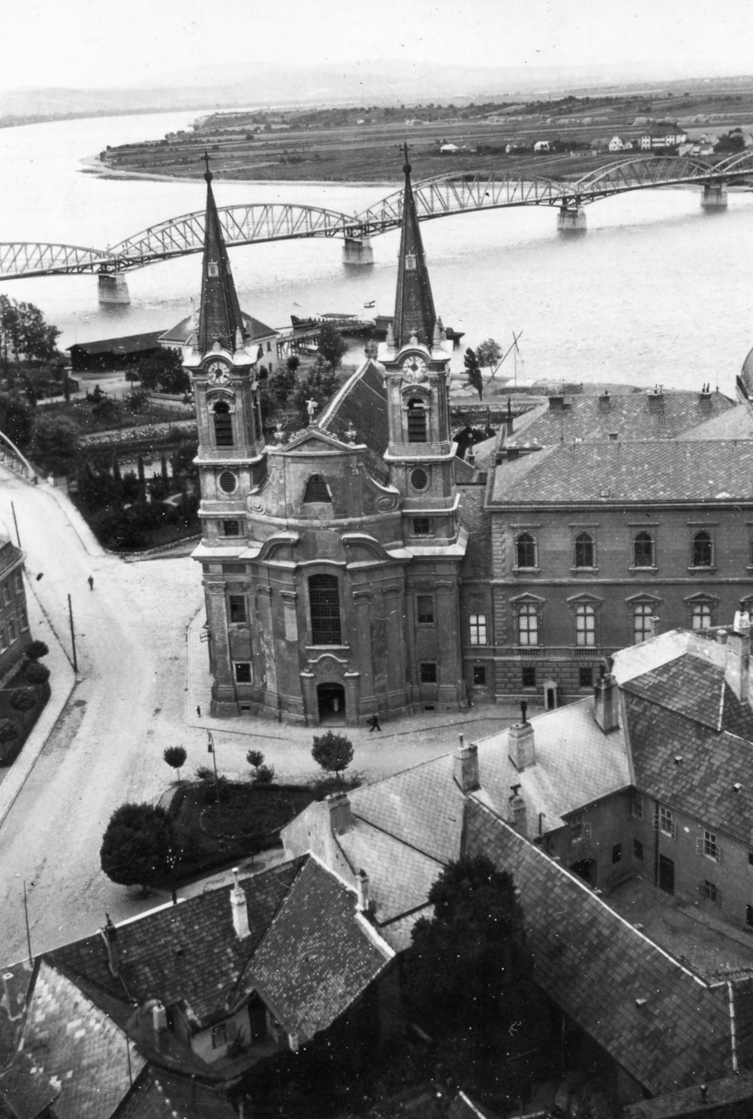Hungary, Esztergom, Víziváros, Loyolai Szent Ignác templom, háttérben a Mária Valéria híd., 1940, Kafka Éva, church, bridge, Danube, Duna-bridge, János Feketeházy-design, Fortepan #40751