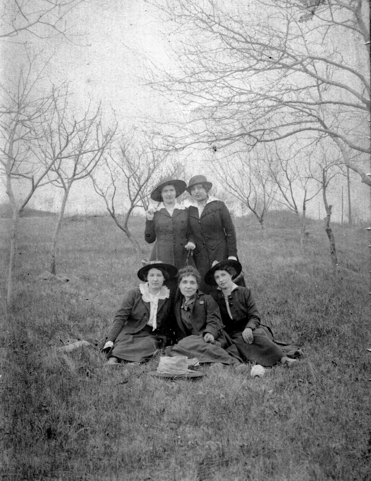 1917, Kafka Éva, hat, excursion, tableau, women, hat on the ground, Fortepan #40752
