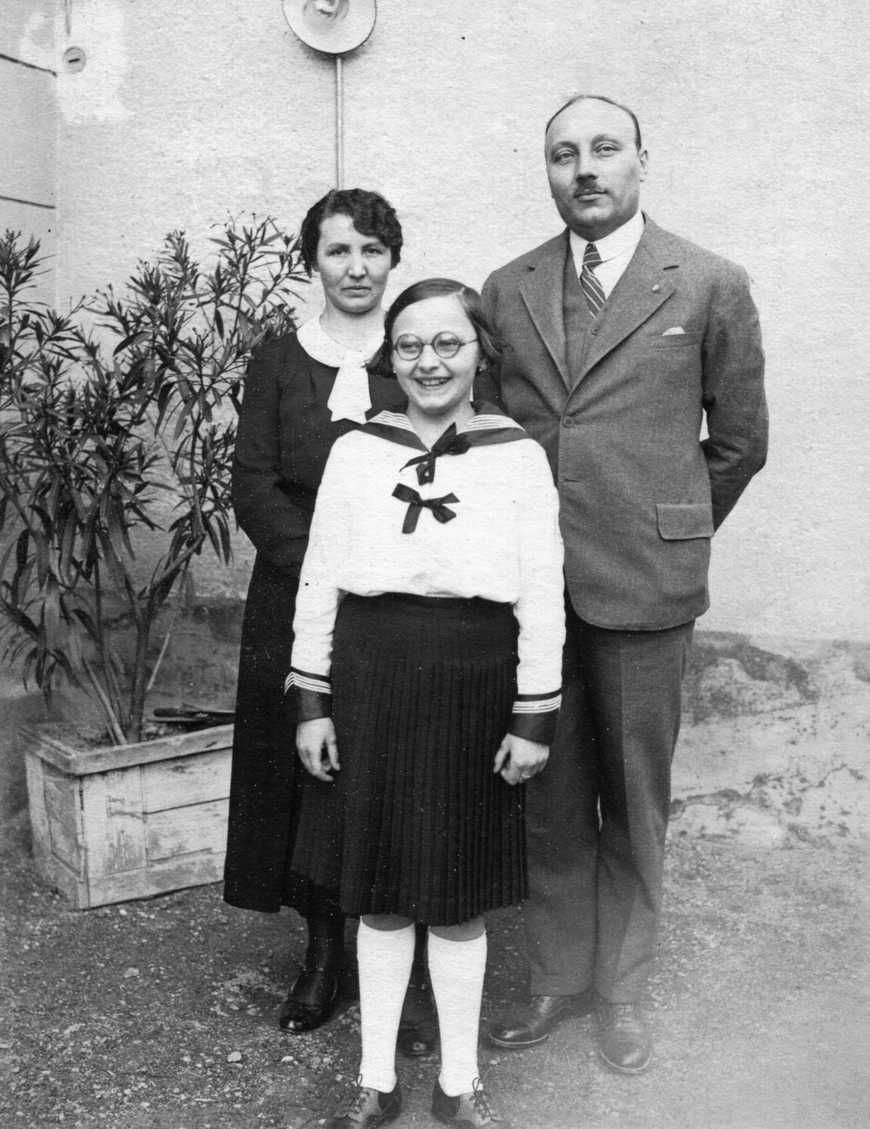 1934, Kafka Éva, family, yard, tableau, man, girl, woman, sailor blouse, oleander, kid, skirt, smile, glasses, Fortepan #40763