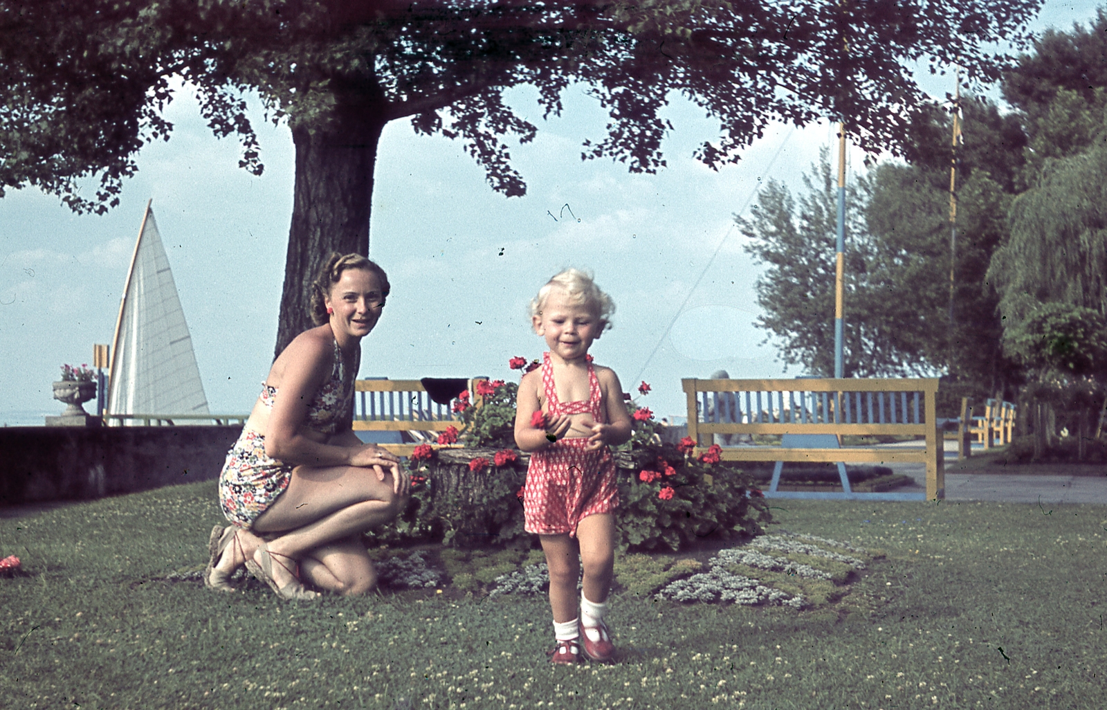 Hungary,Lake Balaton, Siófok, MAC klubház kertje., 1943, Ember Károly dr., bathing suit, colorful, kid, flower, bench, snocks, kid, lady, sandal, Fortepan #40767