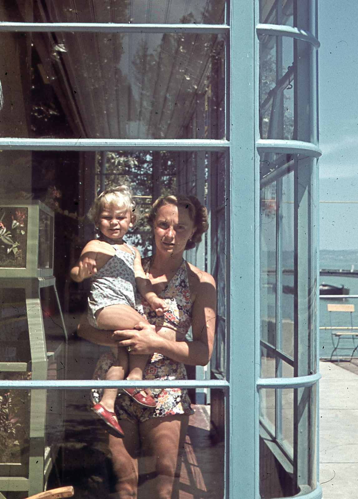 Hungary,Lake Balaton, Siófok, MAC klubház (háború után a Nemzeti Színház üdülője)., 1943, Ember Károly dr., colorful, double portrait, kid, mother, hold in arms, Fortepan #40769