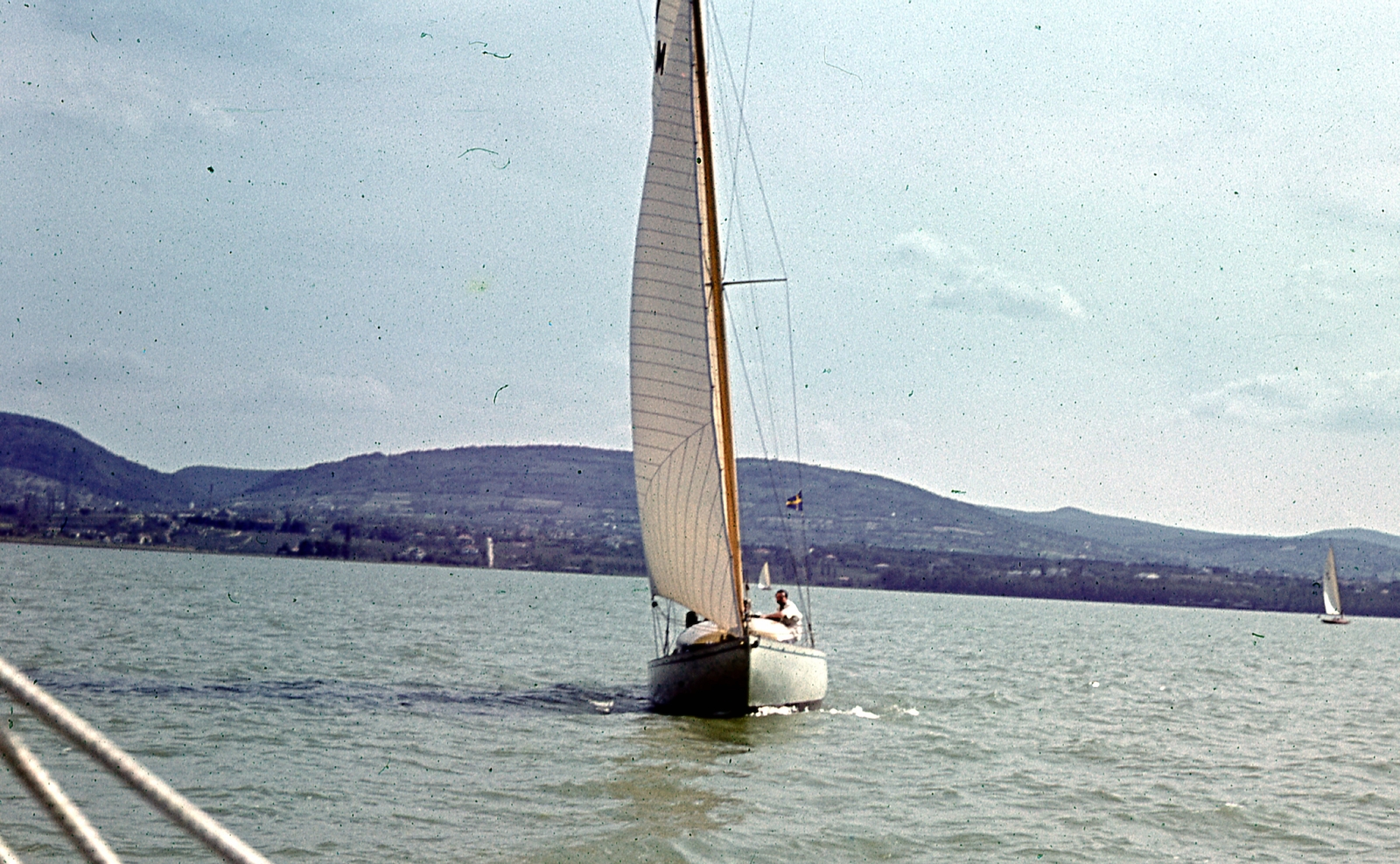 Hungary,Lake Balaton, Balaton 50-es cirkáló, háttérben Csopak környéke., 1941, Ember Károly dr., colorful, cruiser, Fortepan #40781