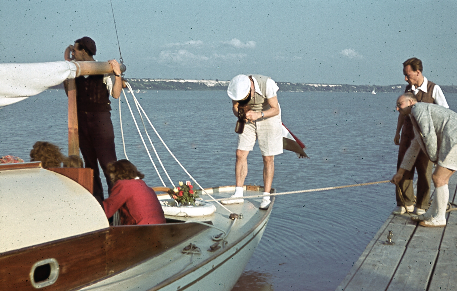 Hungary, Balatonalmádi, vitorláskikötő, háttérben a kenesei löszfal., 1943, Ember Károly dr., sailboat, colorful, genre painting, camera, photography, bouquet, Rollei Rolleiflex, Fortepan #40783