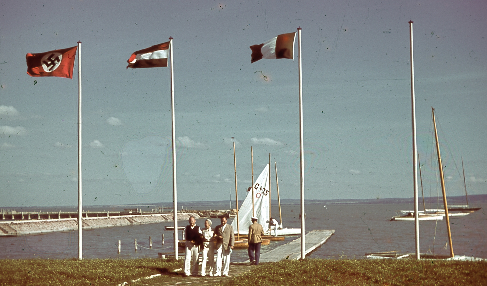 Magyarország, Balatonfüred, kikötő a Yacht Clubnál, balra a móló., 1942, Ember Károly dr., színes, zászló, horogkereszt, csónak, Fortepan #40820