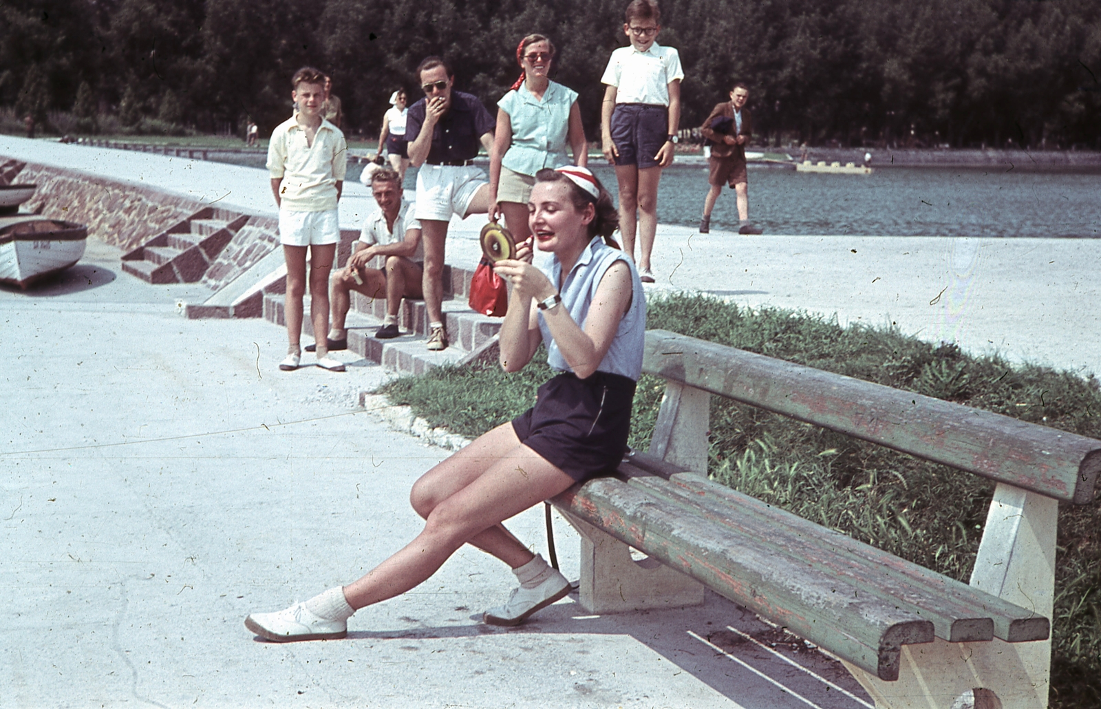 Hungary, Balatonfüred, kikötő., 1951, Ember Károly dr., fashion, street furniture, colorful, genre painting, boat, bench, lipstick, sitting on stairs, Fortepan #40827