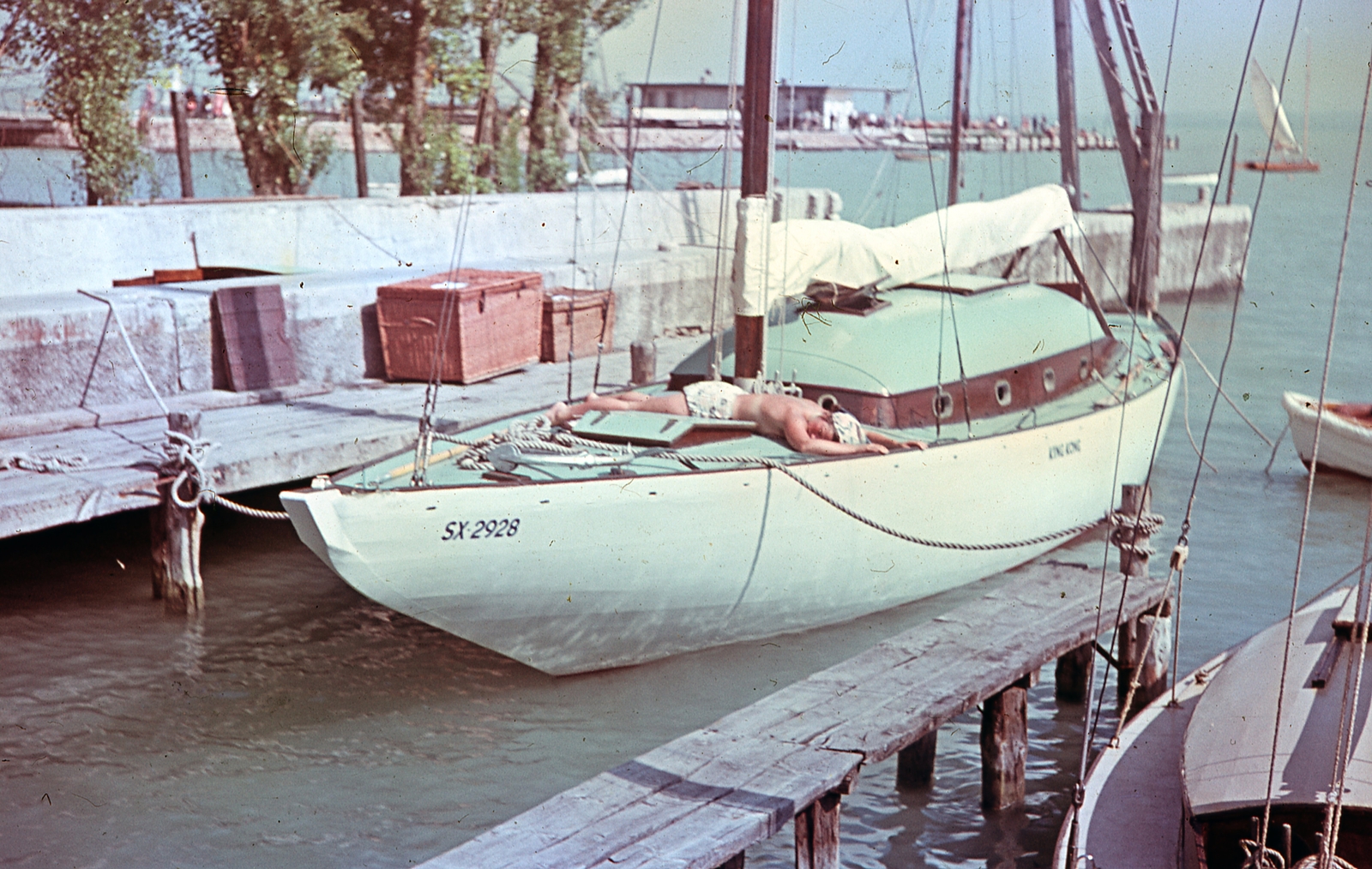 Hungary, Balatonfüred, a King Kong 50-es cirkáló a Yacht Club előtt., 1951, Ember Károly dr., sailboat, colorful, sunbathe, port, boat station, Fortepan #40829