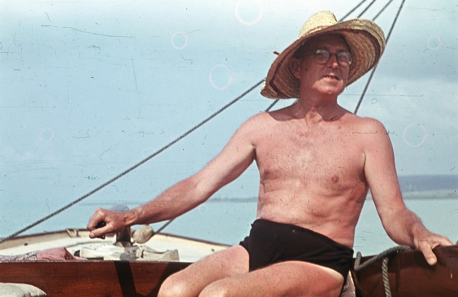 Hungary, Balatonfüred, 50-es cirkáló a Yacht Clubnál. Dr. Tuss Miklós, 1928-as olimpikon, többszörös magyar bajnok vitorlázásban, több híres balatoni vitorlás tervezője., 1951, Ember Károly dr., bathing suit, colorful, glasses, straw hat, Fortepan #40833