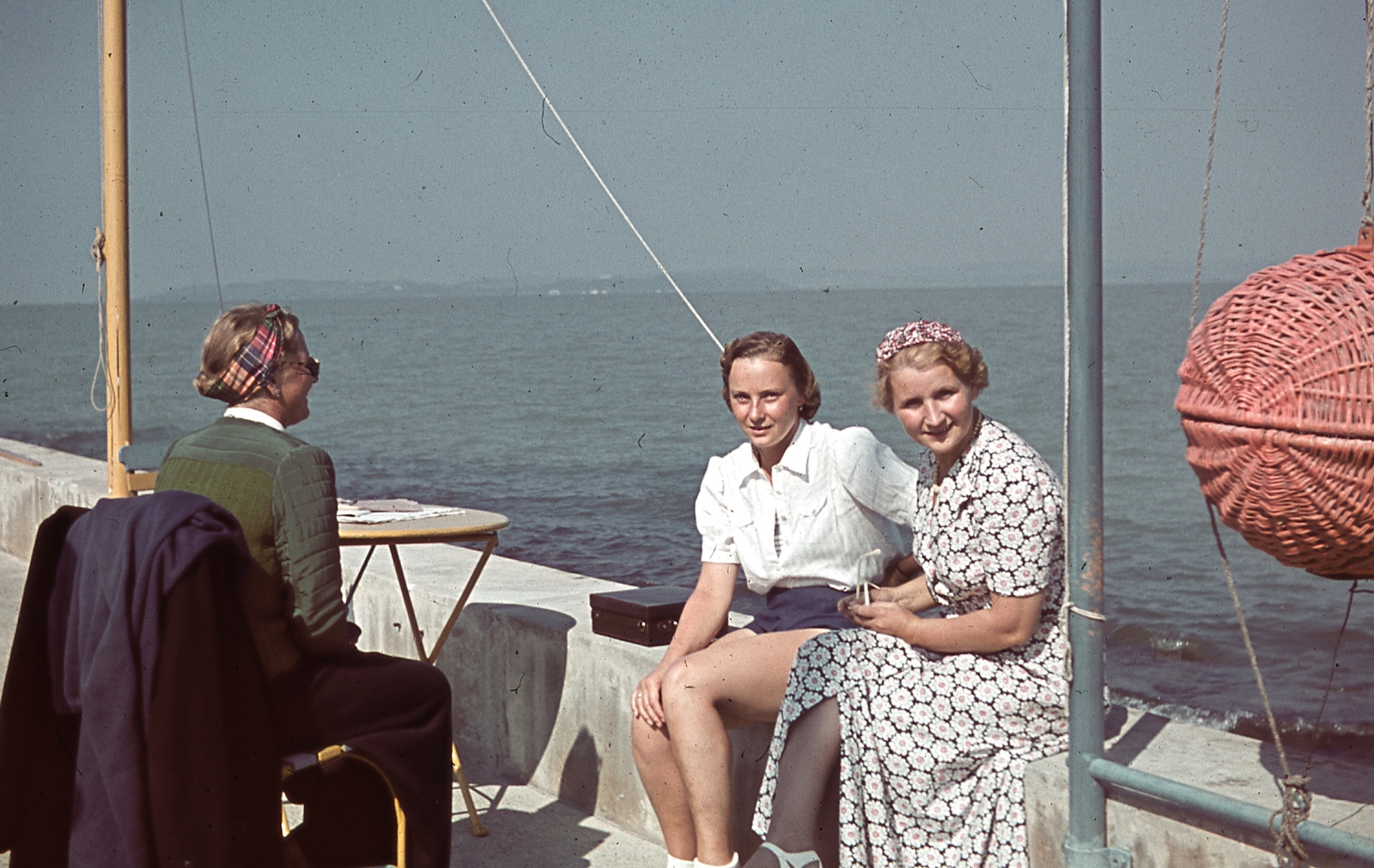 Magyarország,Balaton, Siófok, vitorlásverseny zsűrije a mólón., 1943, Ember Károly dr., színes, viharjelzés, Fortepan #40840