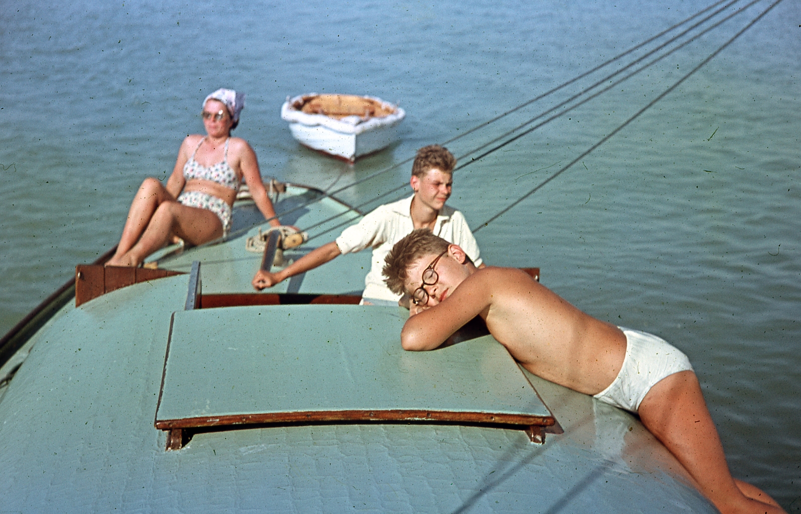 Hungary,Lake Balaton, Balatonon egy 50-es cirkálóval., 1952, Ember Károly dr., sailboat, colorful, sunbathe, summer, Fortepan #40843