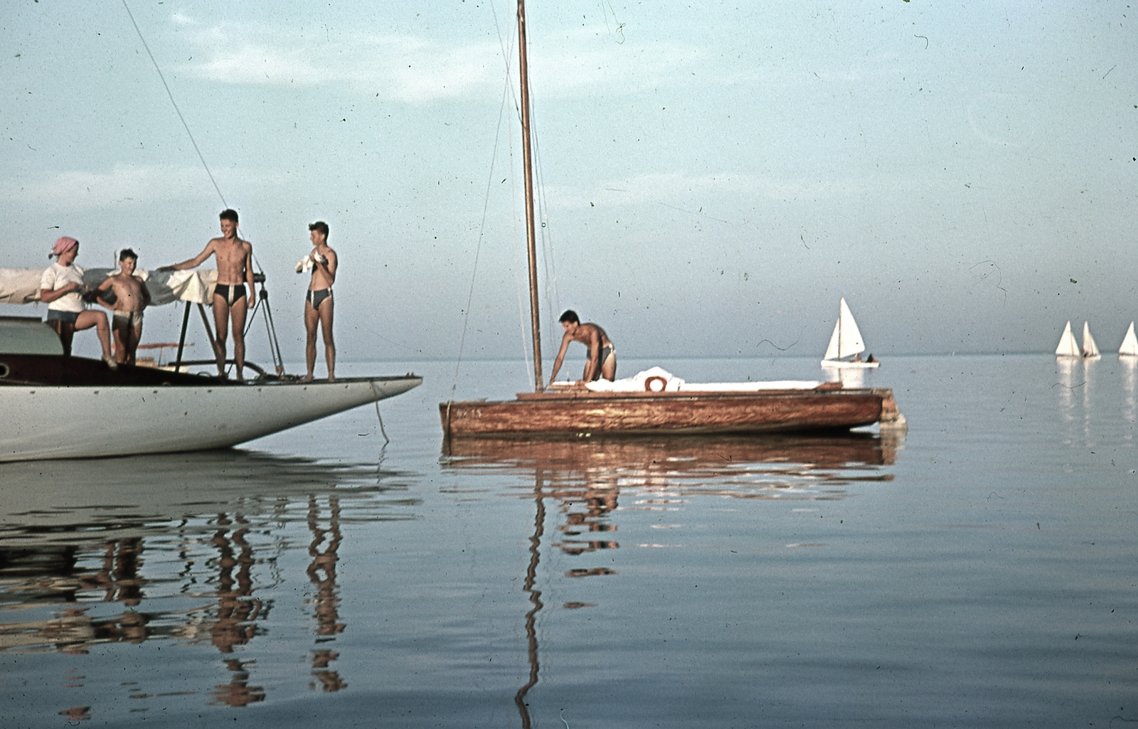 Hungary,Lake Balaton, Balatonon egy 50-es cirkálóval., 1952, Ember Károly dr., sailboat, colorful, slip, Fortepan #40851