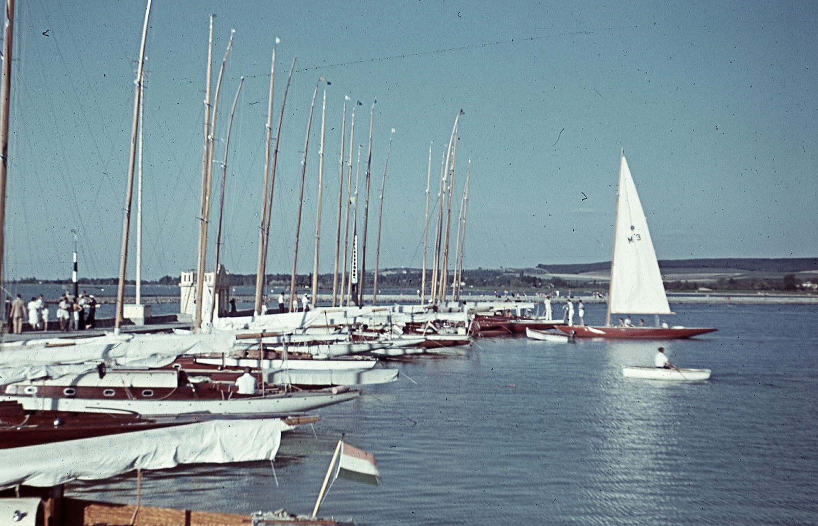 Hungary, Balatonföldvár, kikötő a nyugati mólónál. Háttérben balra a szélsebességmérő műszerház és kilátó., 1942, Ember Károly dr., sailboat, colorful, Lake Balaton, cruiser, Fortepan #40862