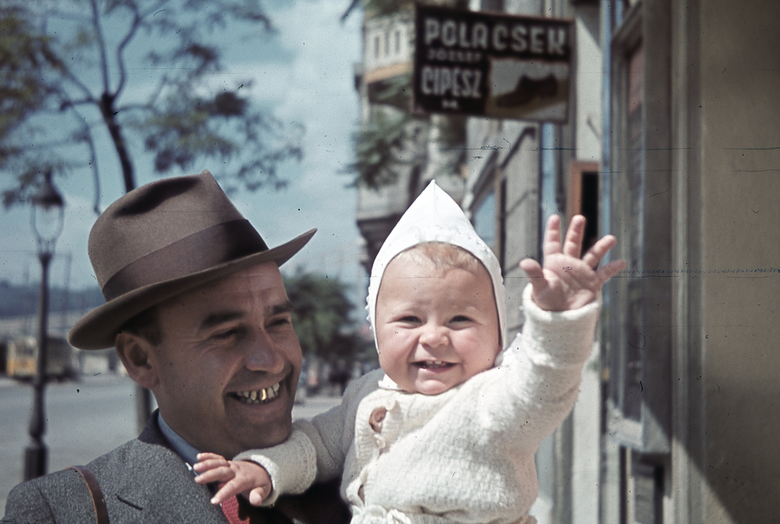 Hungary, Budapest V., Belgrád (Ferenc József) rakpart, a felvétel a 18. számú ház előtt készült., 1943, Ember Károly dr., colorful, sign-board, doll, shoemaker, Budapest, man, Fortepan #40874