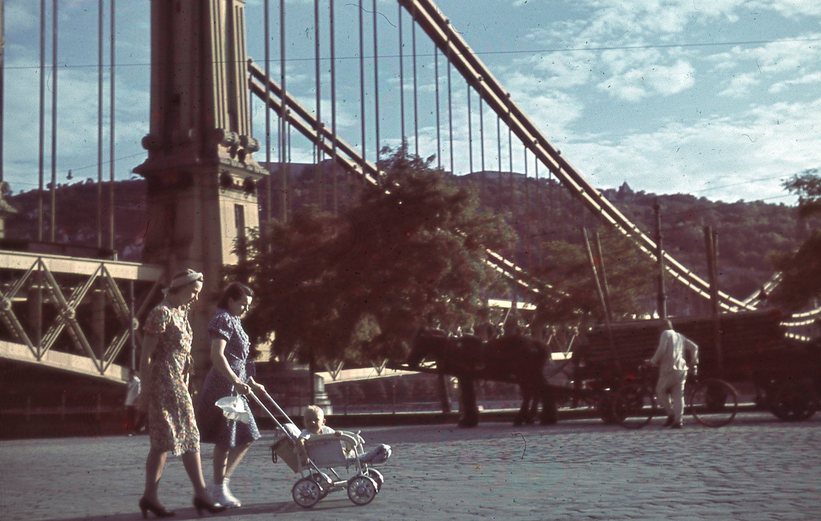 Hungary, Budapest V., Március 15. (Eskü) tér, Erzsébet híd., 1943, Ember Károly dr., colorful, baby carriage, Horse-drawn carriage, eclectic architecture, Budapest, suspension bridge, Duna-bridge, Antal Kherndl-design, Aurél Czekelius-design, bridge, women, Fortepan #40875